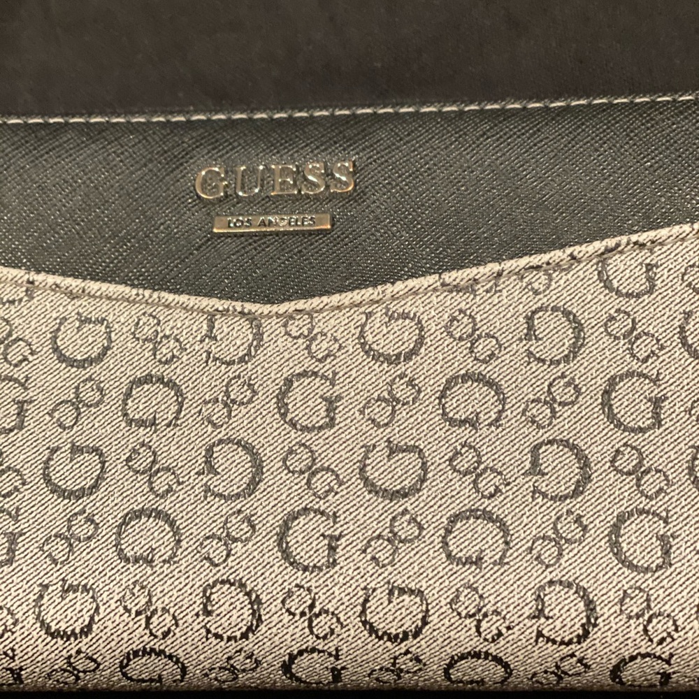 Guess zip around wallet